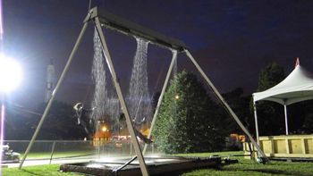 Schommelen door een waterval zonder nat te worden