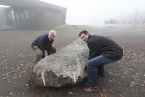 Enorme steen op plein Dalfsen