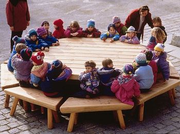 Ronde tafel met acht banken