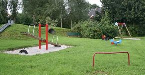 Kinderen richten speelplaatsen Bronkhorst in